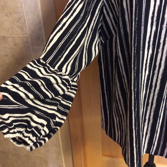 NWOT Beautiful Black & White Stripped Blouse - Picture 2 of 4